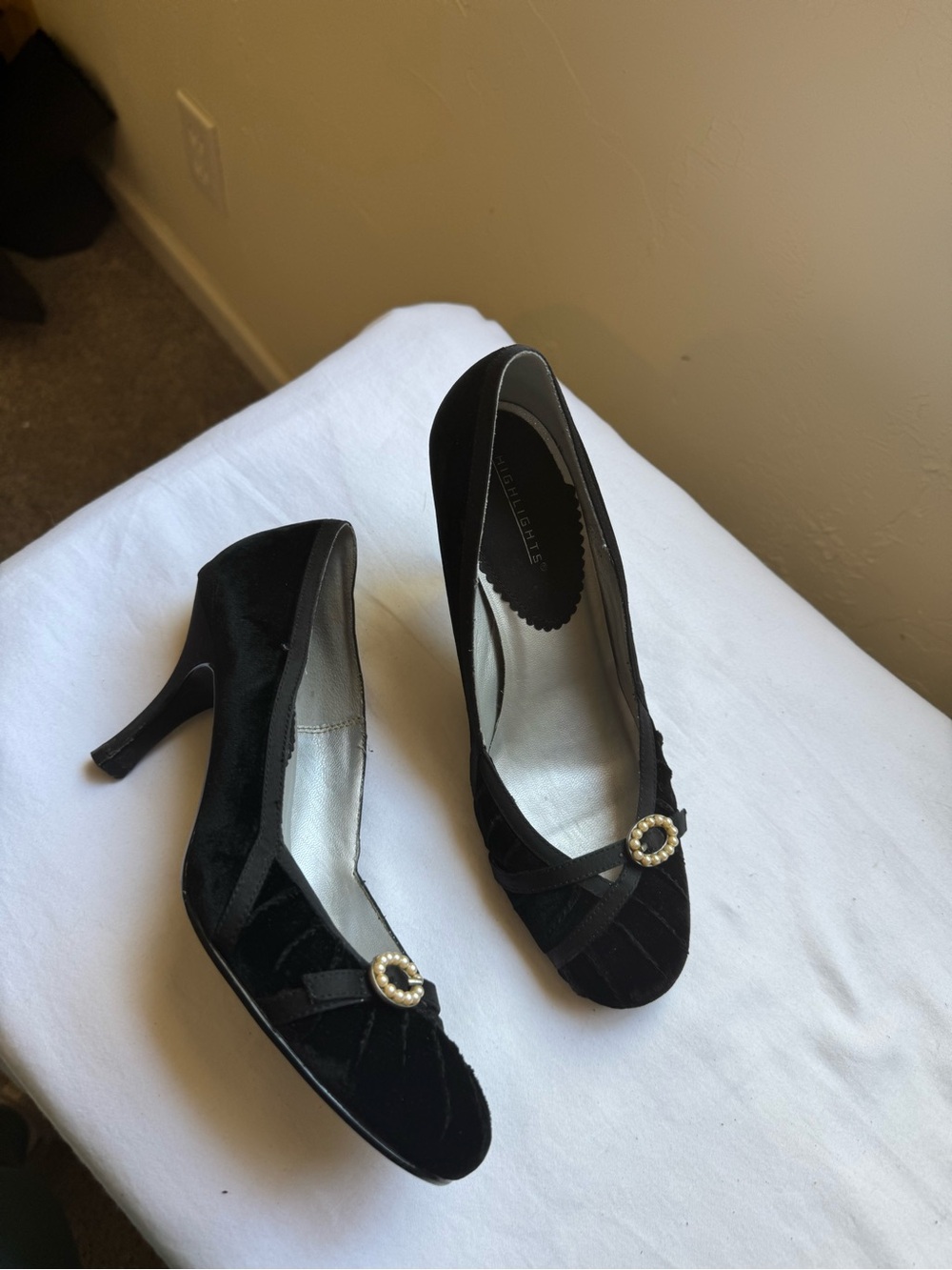 🖤 Vintage Black Velvet Pearl Accent Heels 🖤 Size 7